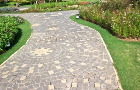 Une all&eacute;e pav&eacute;e bien con&ccedil;ue facilite l'entretien de votre jardin &agrave; Soissons
